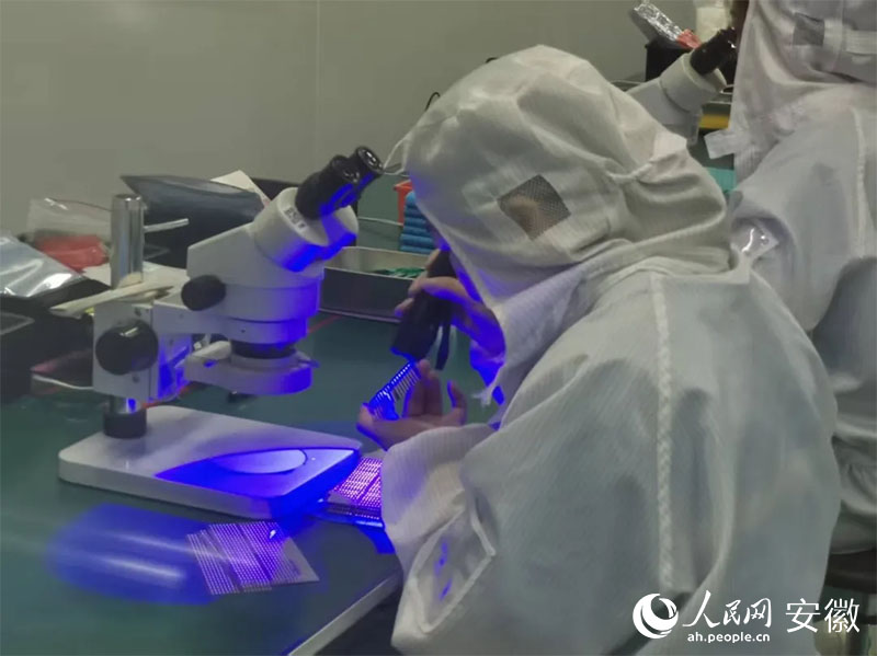 金張科技帶動(dòng)下，超100家功能膜新材料企業(yè)在太湖縣集聚。人民網(wǎng)記者 胡雨松攝