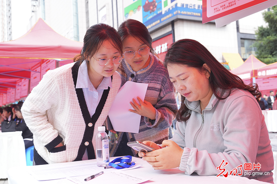 【職引未來(lái)】求職招聘“雙向奔赴”，穩(wěn)崗就業(yè)精準(zhǔn)發(fā)力