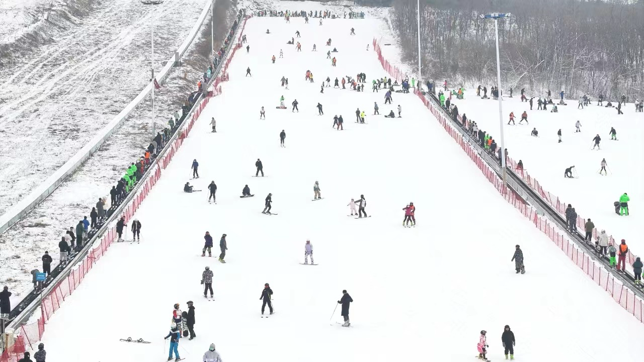沈陽怪坡國際滑雪場迎來眾多滑雪愛好者。人民網(wǎng)記者 孝媛攝