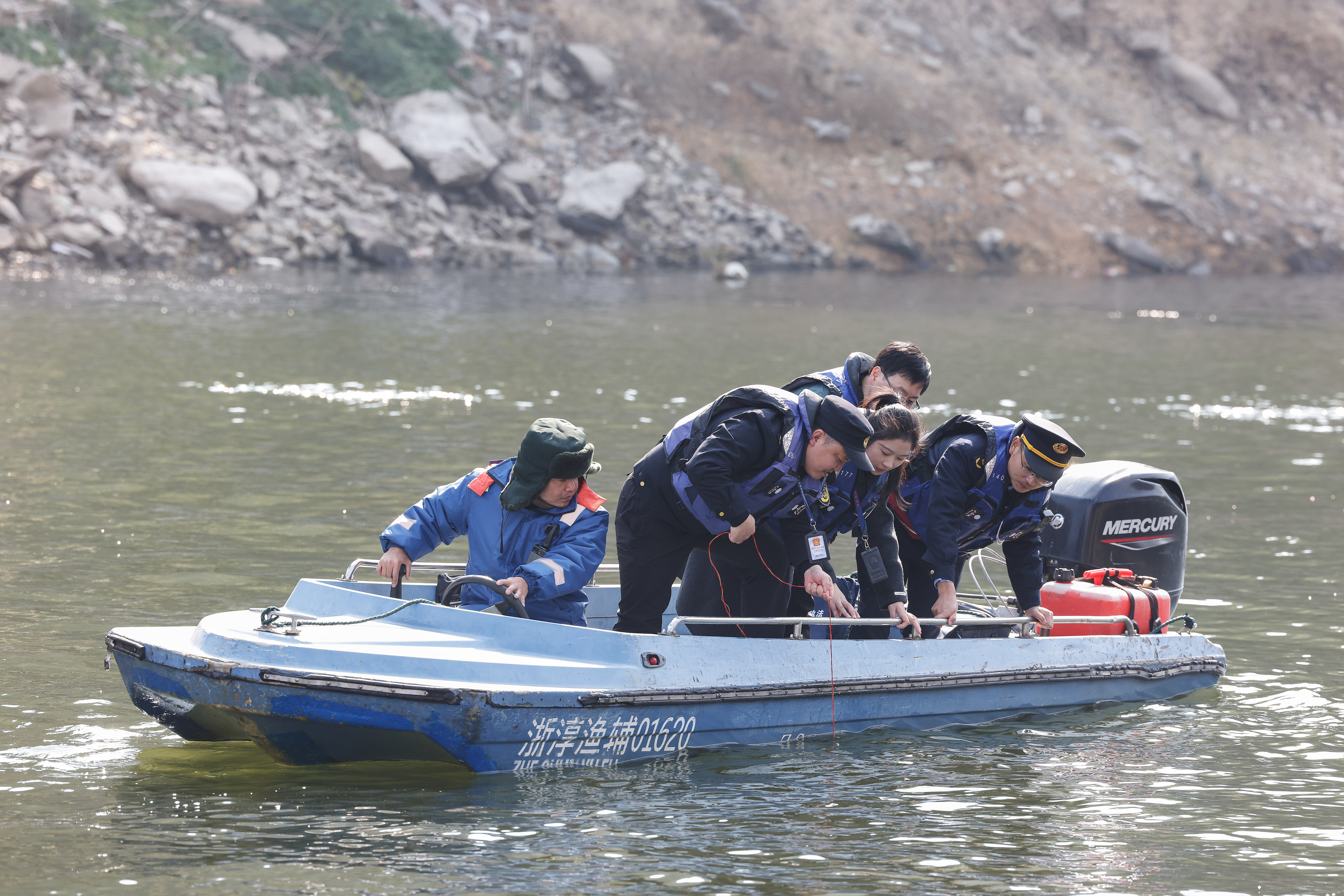 2025年12月4日，浙江杭州淳安縣與安徽黃山歙縣紀(jì)檢監(jiān)察干部及綜合行政執(zhí)法人員對(duì)浙皖交界的新安江鳩坑口水域進(jìn)行常態(tài)化巡河，共同保護(hù)漁業(yè)資源和水域生態(tài)環(huán)境。