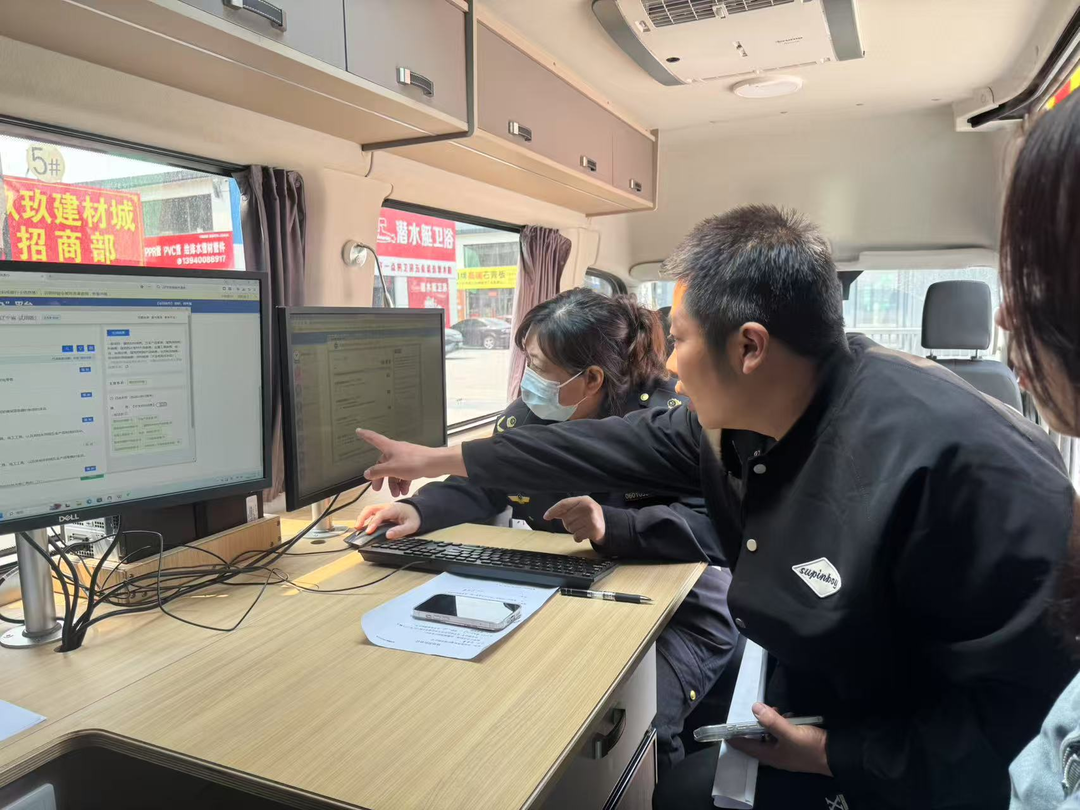 沈陽(yáng)市大東區(qū)市場(chǎng)監(jiān)督管理局將政務(wù)服務(wù)窗口“搬”到商戶“家門口”，現(xiàn)場(chǎng)為經(jīng)營(yíng)主體集中辦理并頒發(fā)營(yíng)業(yè)執(zhí)照。沈陽(yáng)市營(yíng)商局供圖