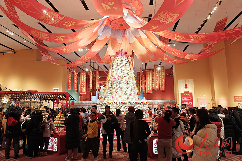 觀眾在中國(guó)非物質(zhì)文化遺產(chǎn)館參觀展覽。人民網(wǎng)記者 韋衍行攝