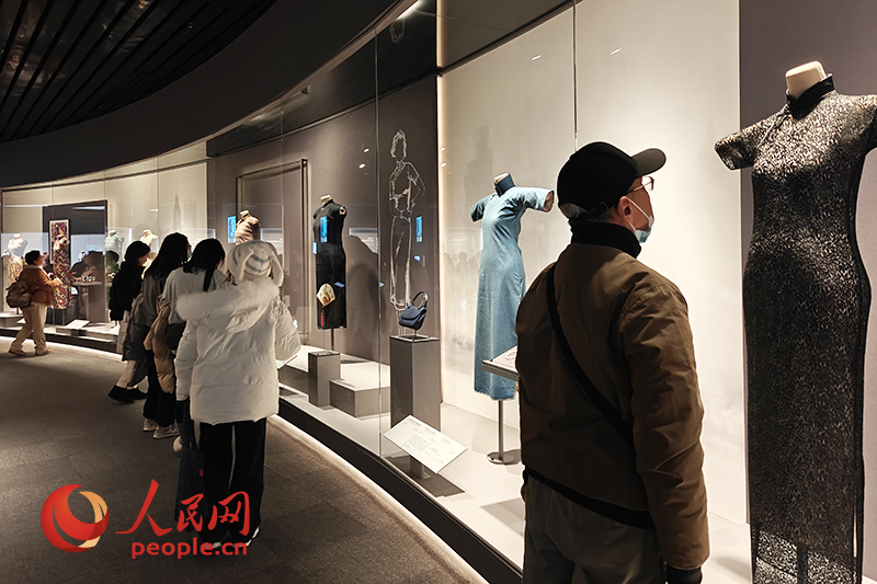 觀眾在上海博物館參觀展覽。人民網(wǎng)記者 韋衍行攝