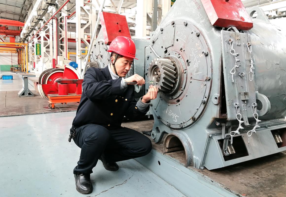 韓文盛用深度尺測量牽引電機(jī)主動齒輪裝入量。