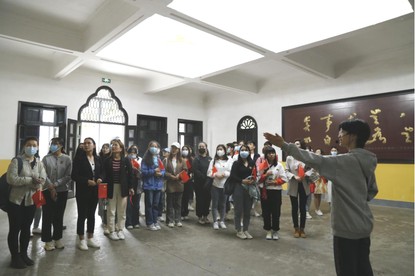 2021年5月20日，在喜迎中國共產(chǎn)黨建黨100周年之際，我校開展了少數(shù)民族學(xué)生“學(xué)黨史、感恩黨、跟黨走”紅色研學(xué)活動(dòng)。