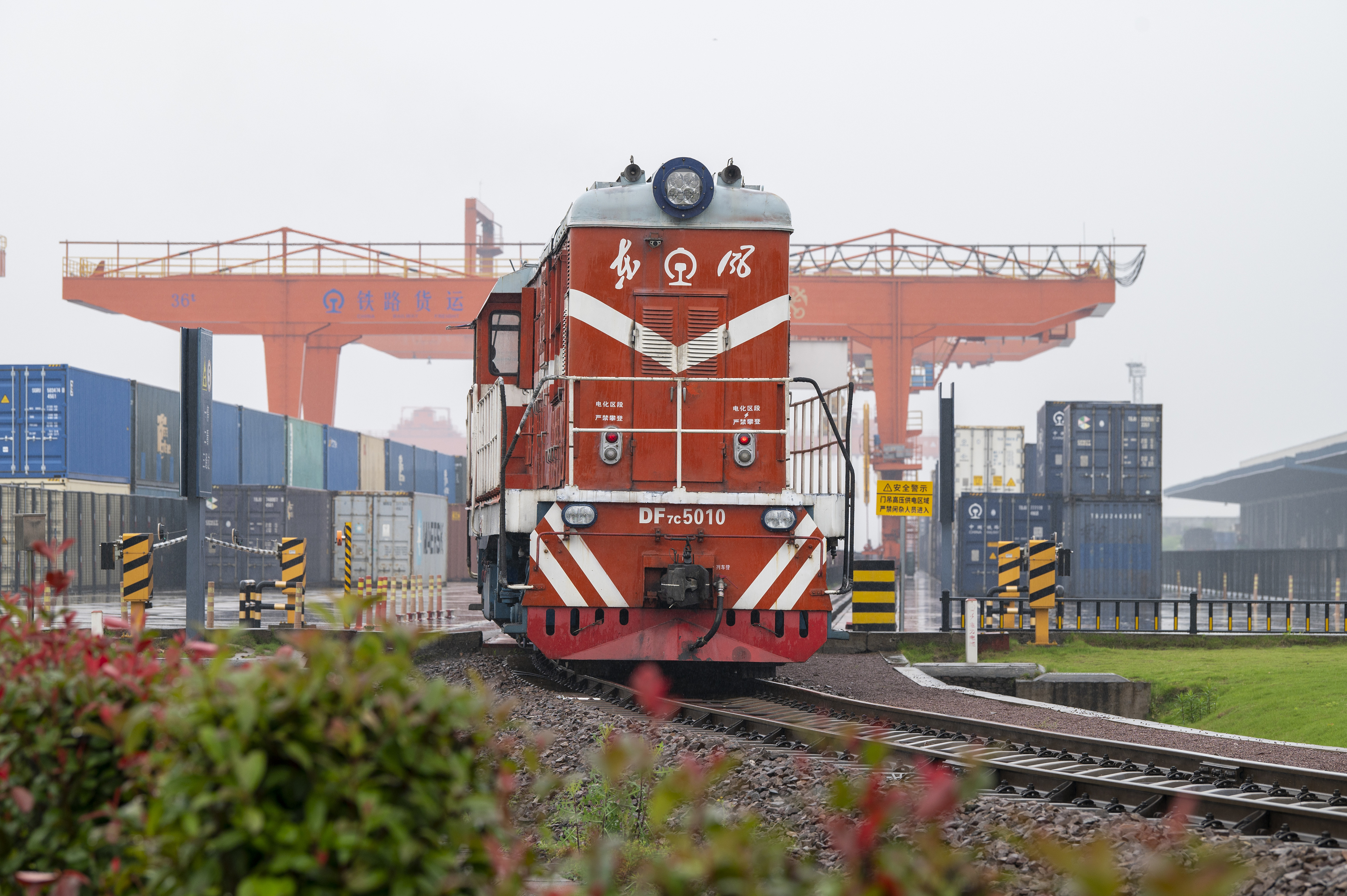 2024年5月5日，“五一”假期最后一天。在浙江省金華市金東區(qū)鐵路金華南站，一列滿載110標(biāo)箱的中歐班列緩緩啟程駛往匈牙利。