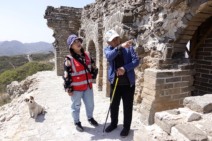 在明長城遺址上，梅景田給外甥女劉紅巖講述長城故事。