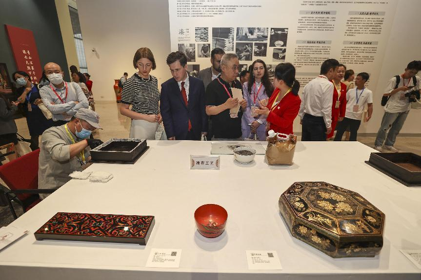 2023年5月28日，北京，推光漆器匠人為駐華使節(jié)展示技藝。