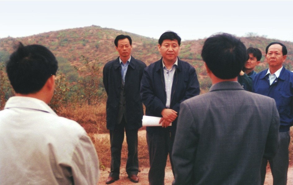 1999年11月，習近平在龍巖市長汀縣河田水土流失治理區(qū)調(diào)研。圖源：《習近平在福建（下）》