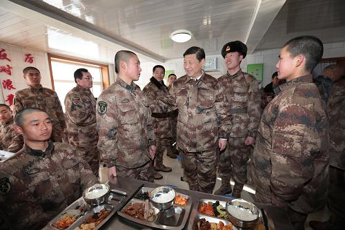 2014年1月26日中午，習(xí)近平來(lái)到連隊(duì)食堂，同戰(zhàn)士們一起用餐。新華社記者 李剛 攝