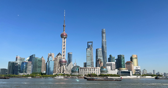 沿蘇州河遠(yuǎn)眺陸家嘴城市建筑群。人民網(wǎng) 馬作鵬 攝