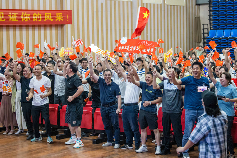 北京時間7月27日，2024年巴黎奧運會首個比賽日，在射擊10米氣步槍混合團體比賽中，中國選手黃雨婷/盛李豪獲得金牌。圖為黃雨婷的母校師生們通過收看奧運直播的方式為她加油助威。