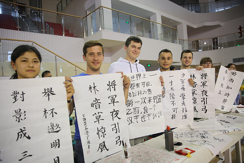 2017年6月5日，來自青島大學(xué)和中國(guó)石油大學(xué)（華東）的外國(guó)留學(xué)生在展示剛剛現(xiàn)場(chǎng)完成的書法作品。