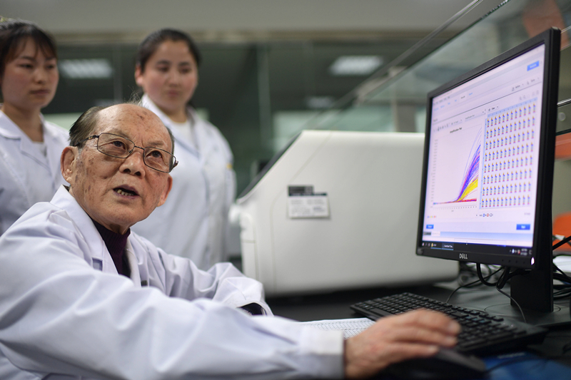 2021年6月17日，吳天一（前）在青海西寧的實(shí)驗(yàn)室內(nèi)和學(xué)生討論。