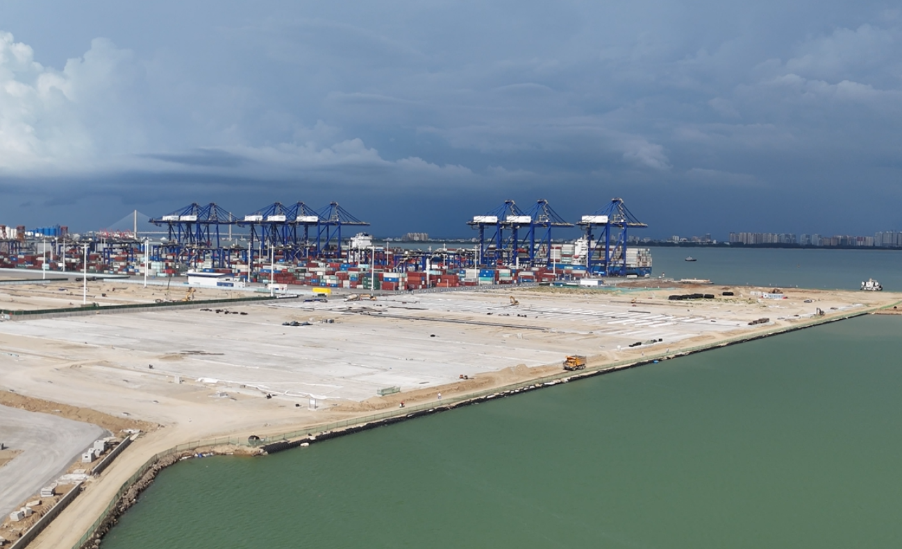 海南洋浦區(qū)域國(guó)際集裝箱樞紐港擴(kuò)建工程項(xiàng)目現(xiàn)場(chǎng)。人民網(wǎng)記者 牛良玉攝