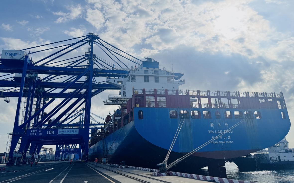 外貿(mào)貨輪“新蘭州”號(hào)將從海南洋浦港駛往中東。人民網(wǎng)記者 毛雷攝