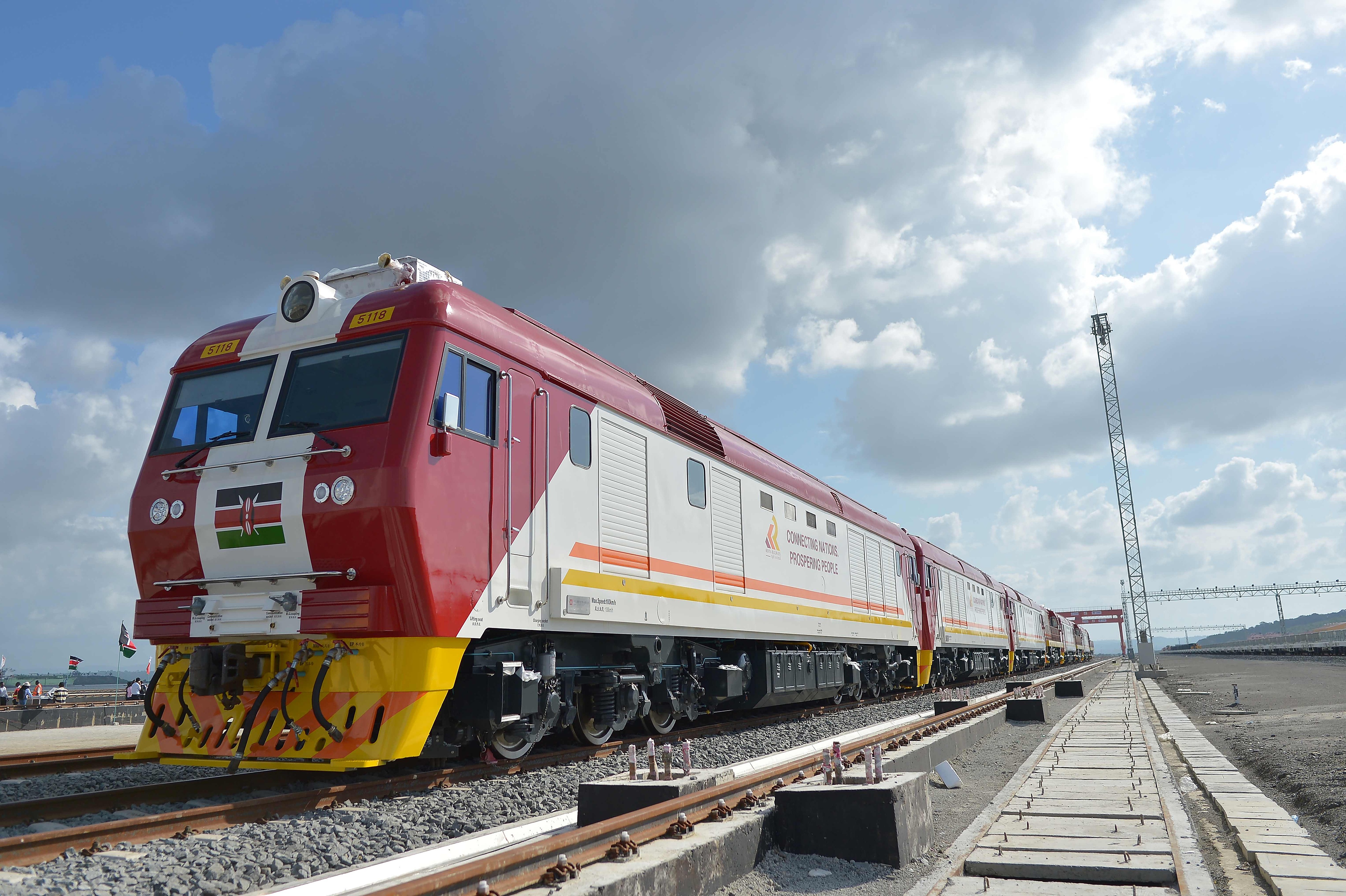 當(dāng)?shù)貢r間2017年5月30日，肯尼亞蒙巴薩，連接肯尼亞港口城市蒙巴薩和首都內(nèi)羅畢的蒙內(nèi)鐵路正式竣工通車。