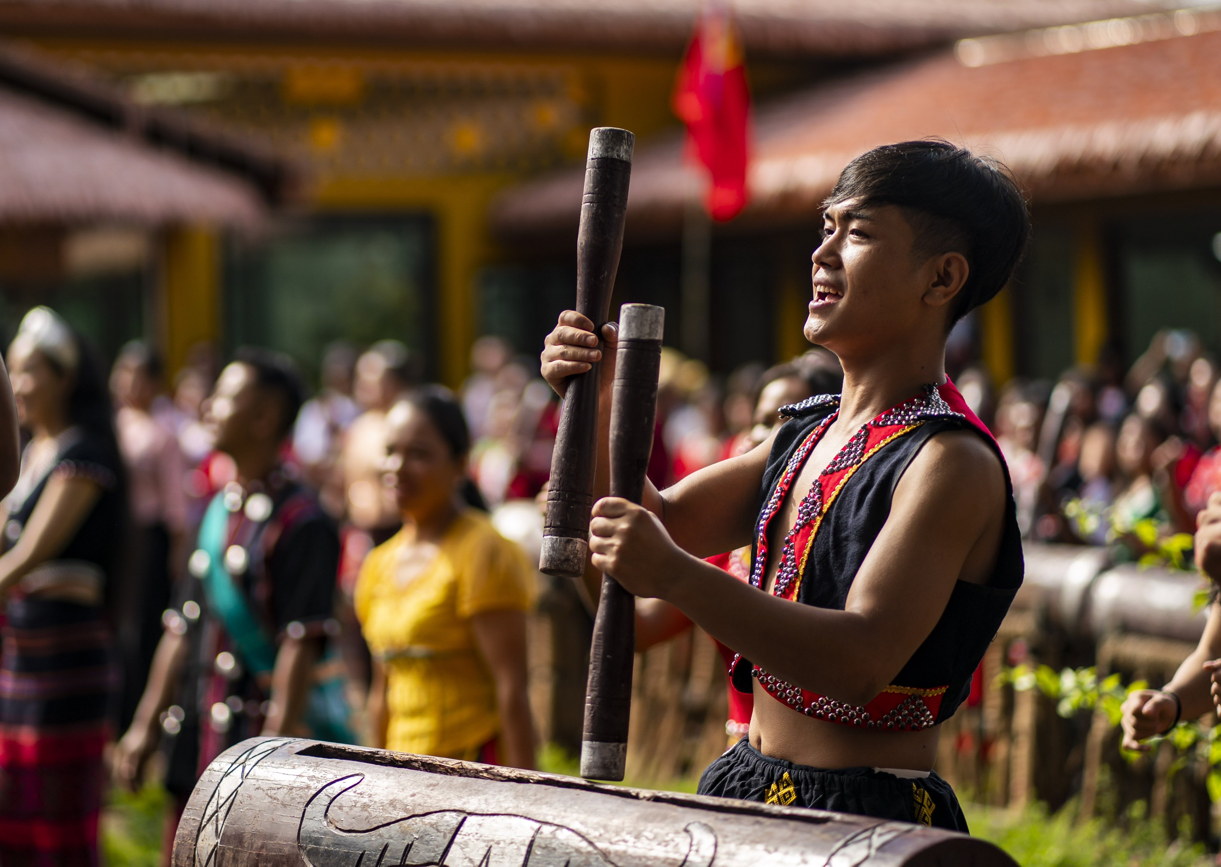 云南省滄源縣班洪鄉(xiāng)班洪村的佤族群眾唱響《阿佤人民唱新歌》（2021年8月20日攝）。