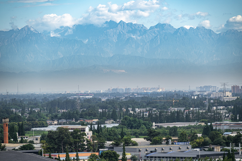 2024年7月1日，成都天氣晴好，遠處雪山清晰可見。
