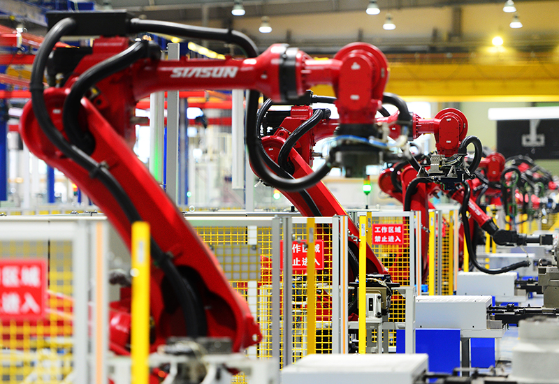 2019年11月22日，沈陽，一家數(shù)字化智能工廠內(nèi)，名為SR210的機器人正在自主地抓取各種零部件，快速組裝稍小的工業(yè)機器人。