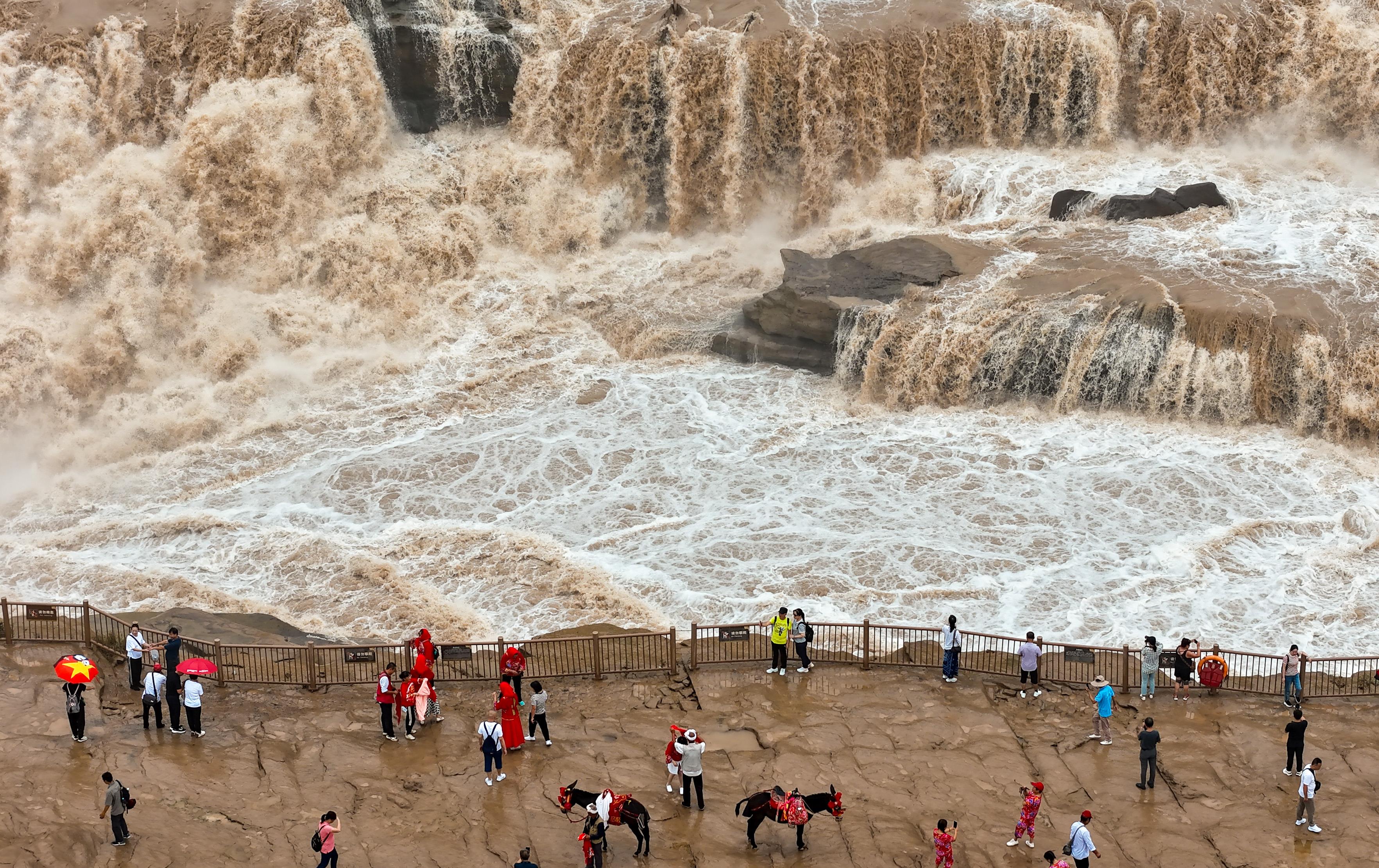 △2024年9月，游客在黃河壺口瀑布景區(qū)游覽。