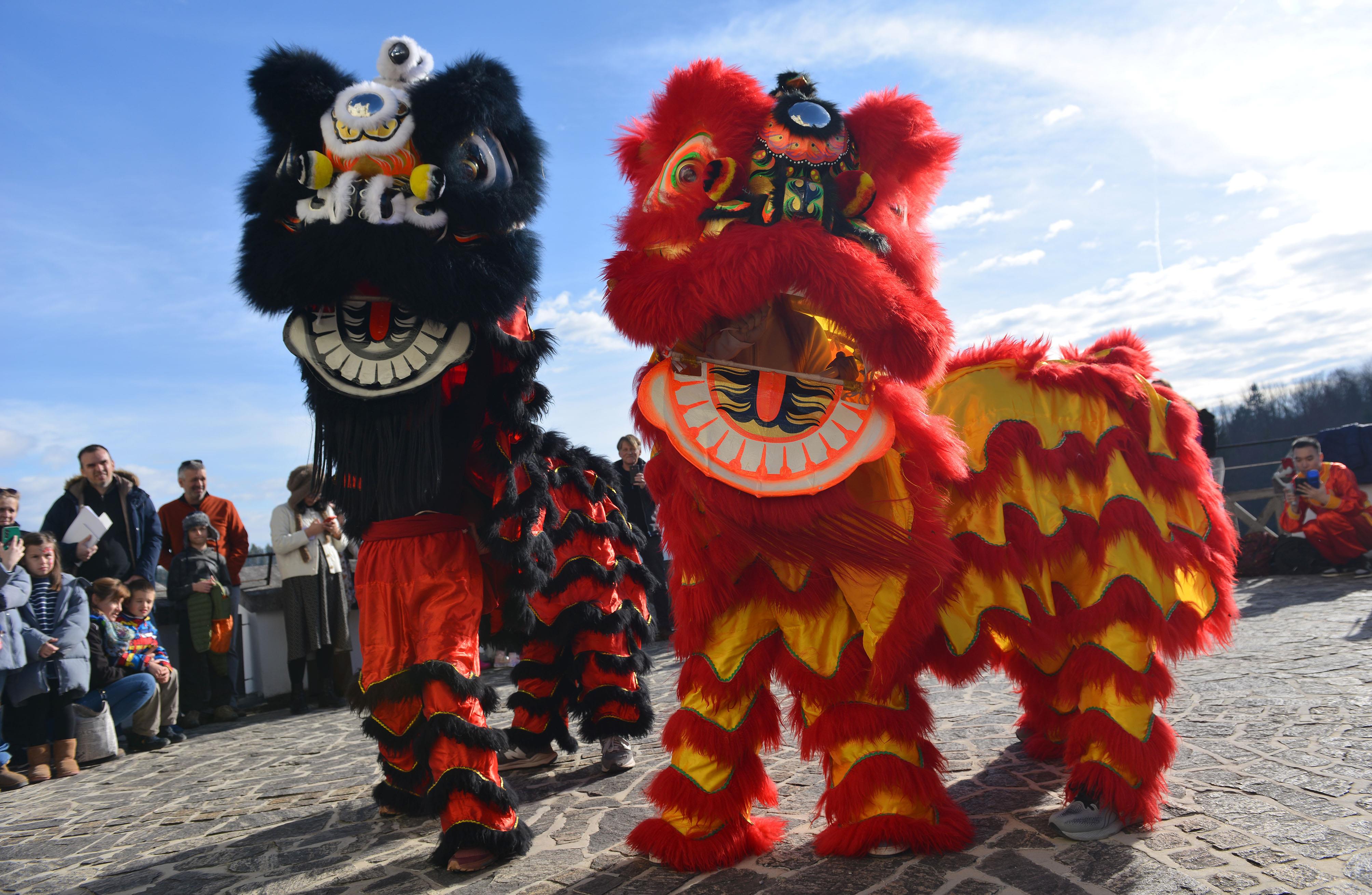 △當(dāng)?shù)貢r間2024年2月4日，克羅地亞克拉皮納，薩格勒布大學(xué)孔子學(xué)院舉辦一系列活動，迎接中國農(nóng)歷龍年春節(jié)。