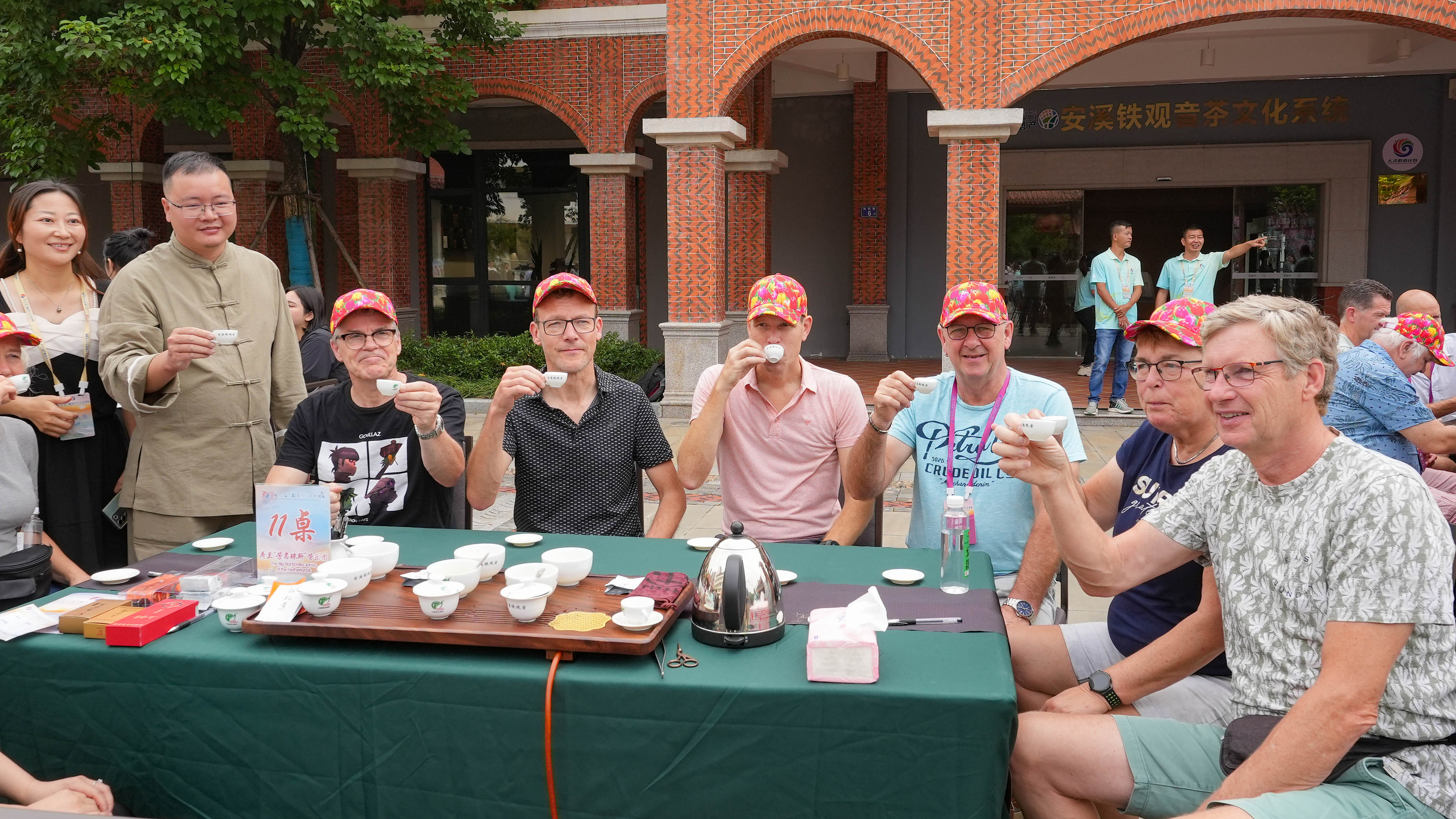 △2023年10月4日，福建泉州，外國人品中國茶。