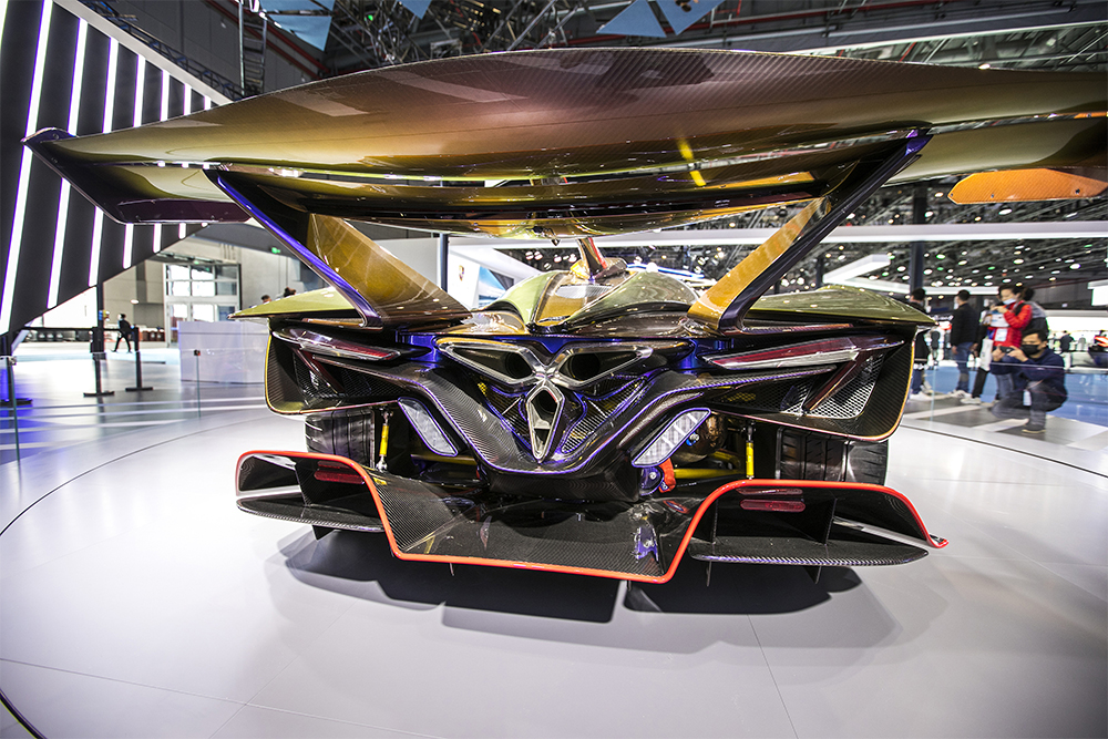 2020年11月5日，上海，來自德國(guó)的全球首款全碳纖維跑車亮相進(jìn)博會(huì)。該車總重量只有1250KG。