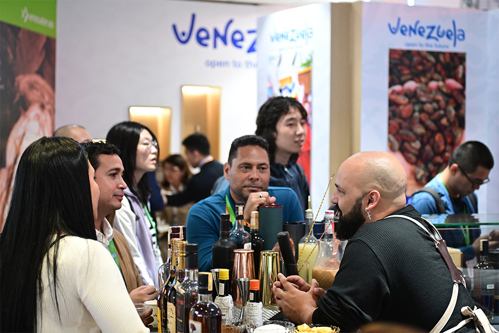 2023年11月9日，上海，觀眾在進(jìn)博會(huì)委內(nèi)瑞拉館參觀、交流、洽談。