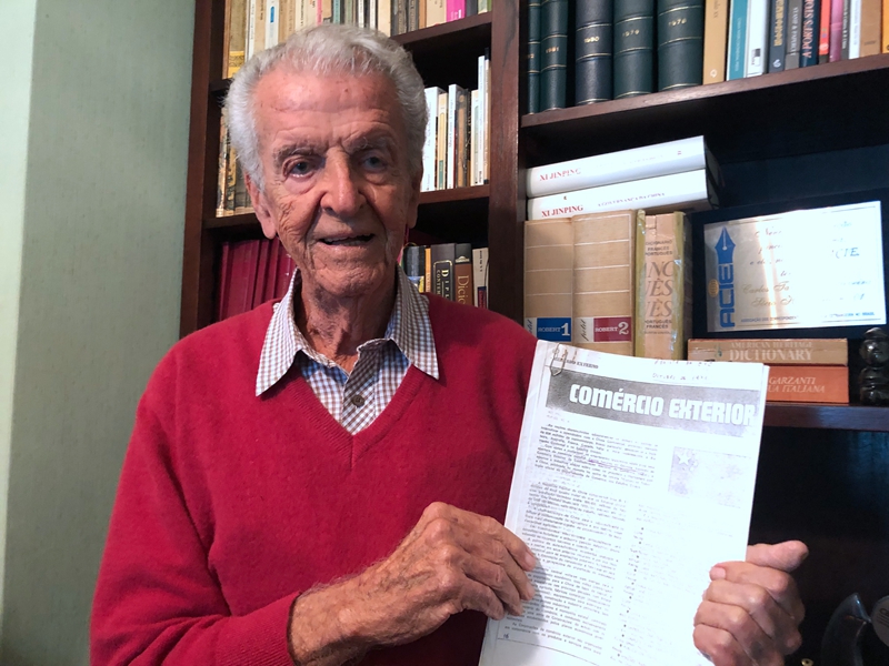 卡洛斯·塔瓦雷斯與其1971年發(fā)表的文章《中國(guó)的對(duì)外貿(mào)易》。資料圖片