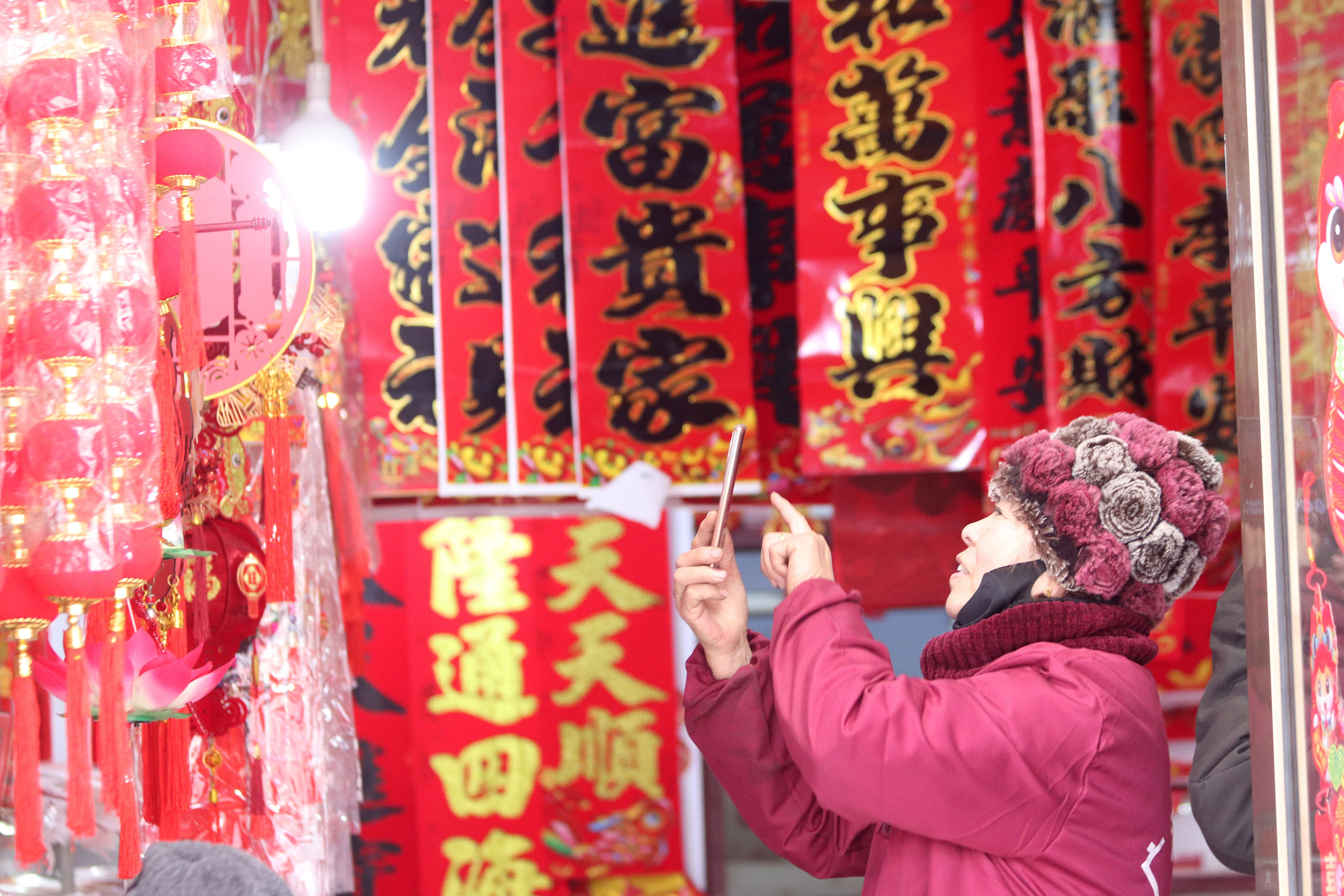 2025年1月5日，在山東省高密市夏莊鎮(zhèn)東李家村，商戶使用手機(jī)推銷新春飾品。