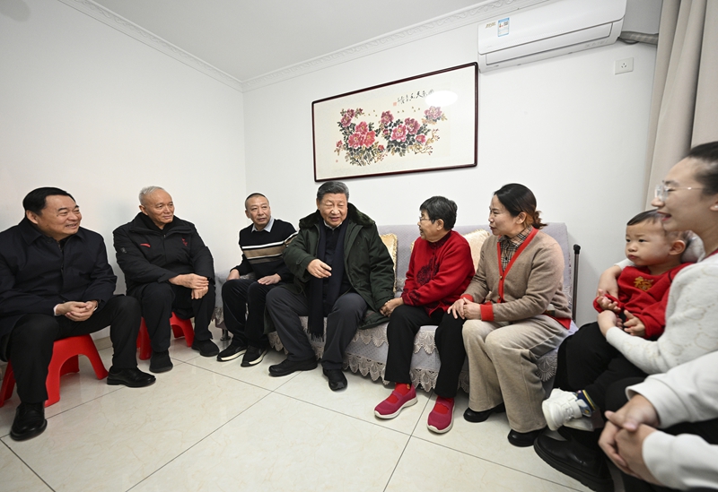 2025年1月23日上午，習(xí)近平總書記在遼寧沈陽大東區(qū)長安街道長安小區(qū)考察時(shí)，走進(jìn)居民郎素蘭家中看望。