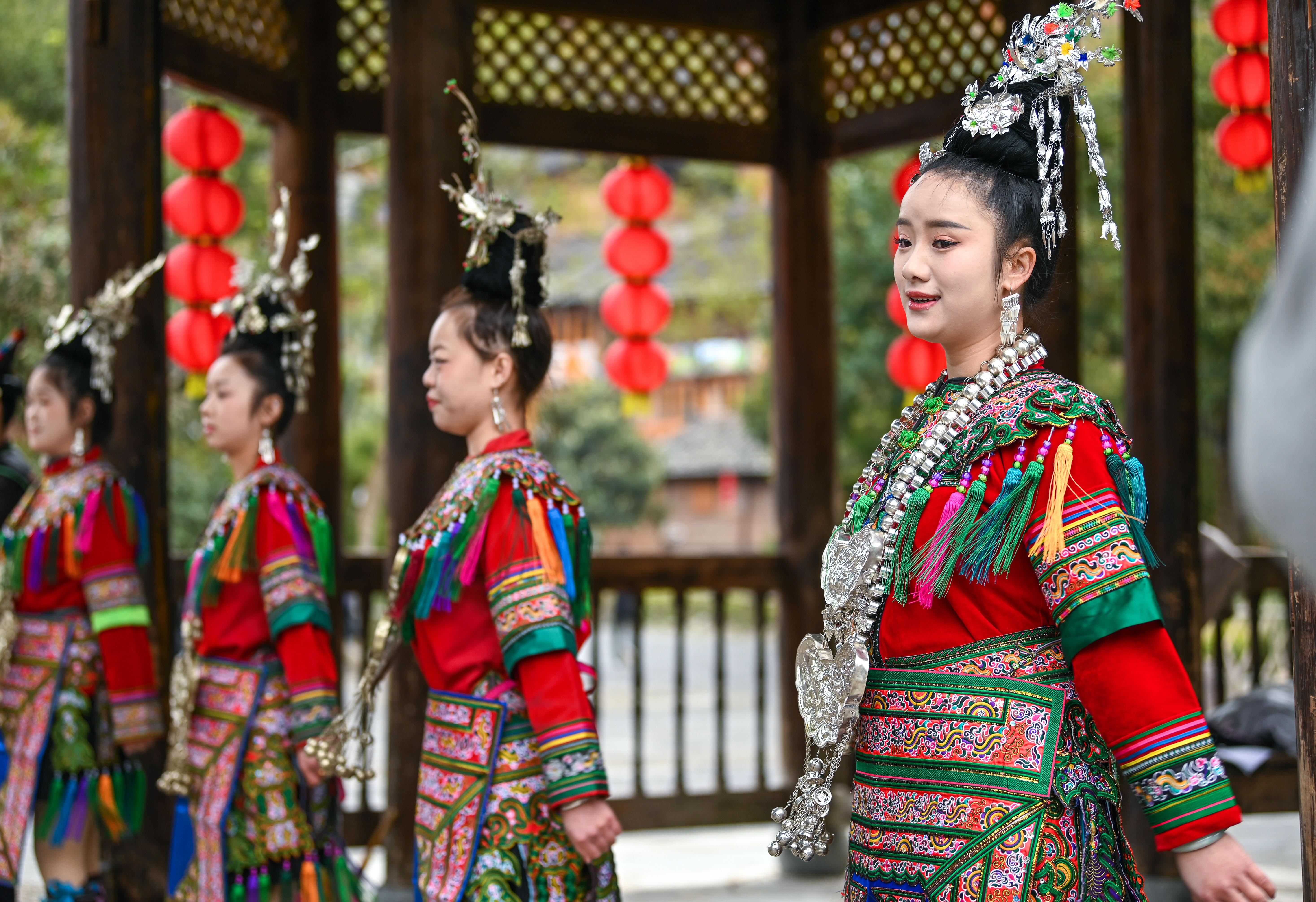  2025年3月18日，侗族群眾在貴州省黎平縣肇興侗寨給游客演唱侗族大歌。