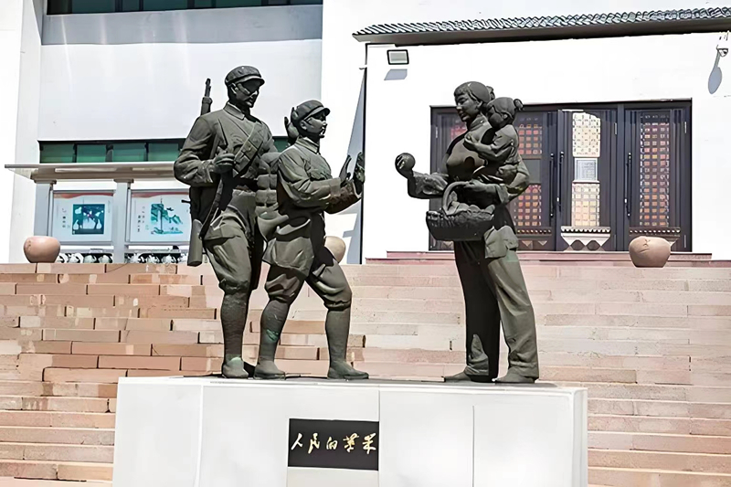 錦州蘋果廉政文化展覽館前的《人民的蘋果》主題雕塑。（由遼沈戰(zhàn)役紀念館供圖）