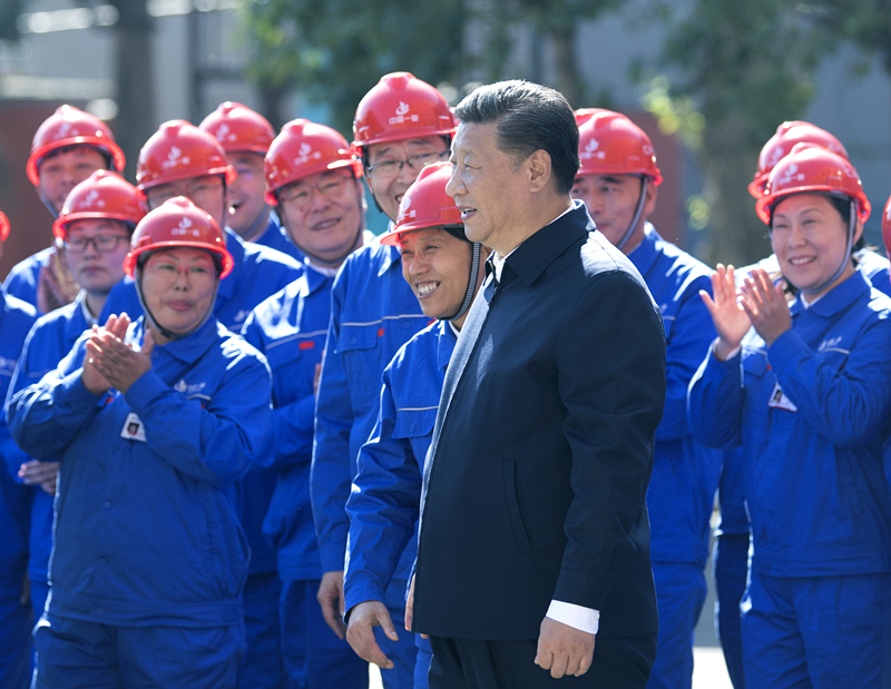2018年9月26日，在中國(guó)一重集團(tuán)，習(xí)近平總書(shū)記走到工人中間，同大家親切交流。