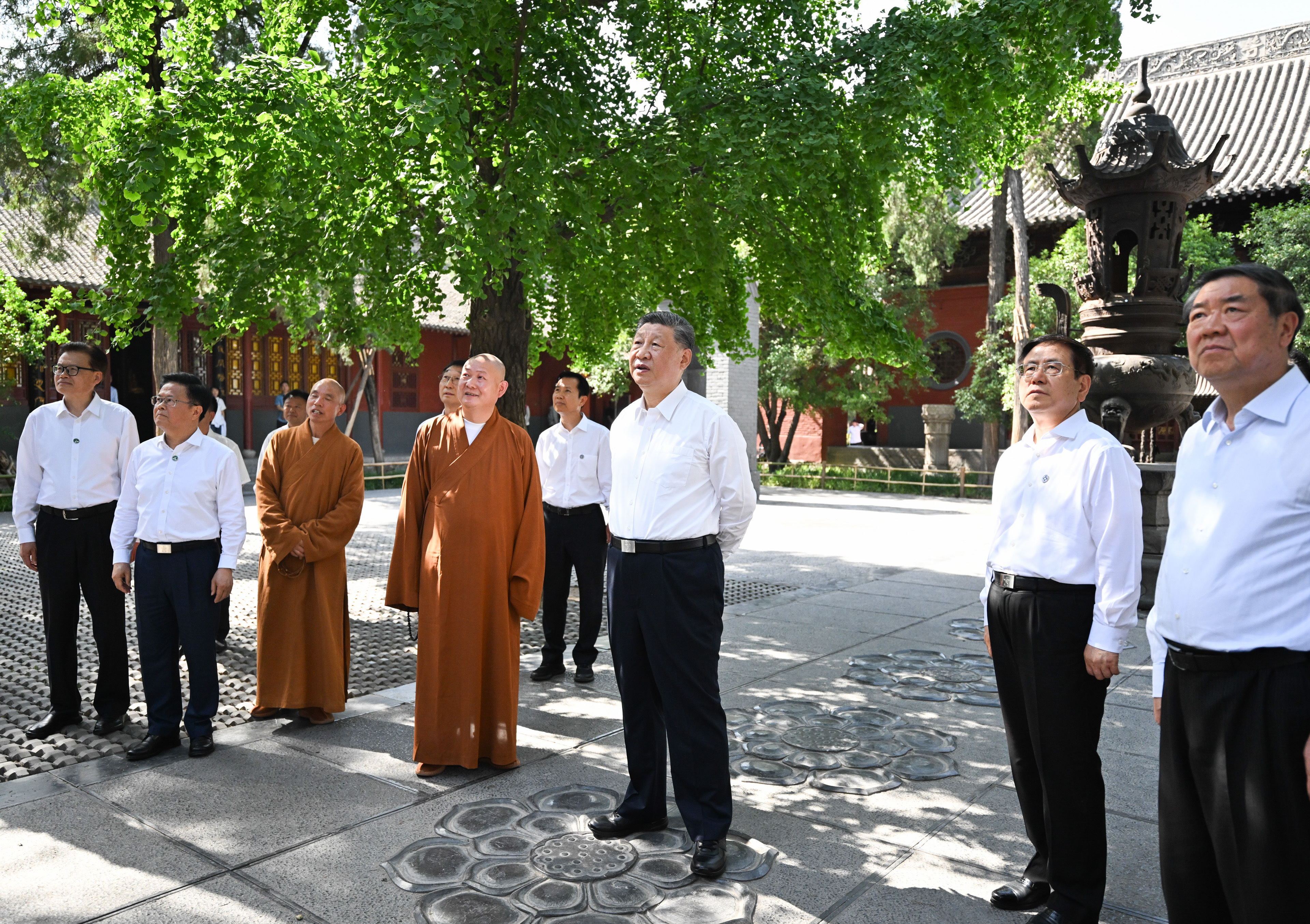 5月19日至20日，中共中央總書記、國家主席、中央軍委主席習(xí)近平在河南考察。這是19日下午，習(xí)近平在洛陽白馬寺考察。新華社記者 燕雁 攝