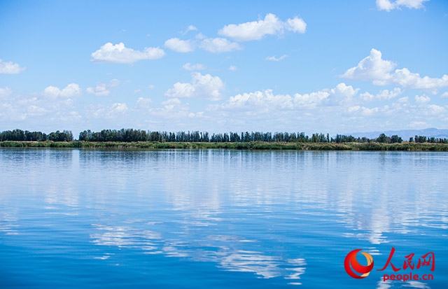 烏梁素海風景秀美。人民網(wǎng) 孟佳澍攝