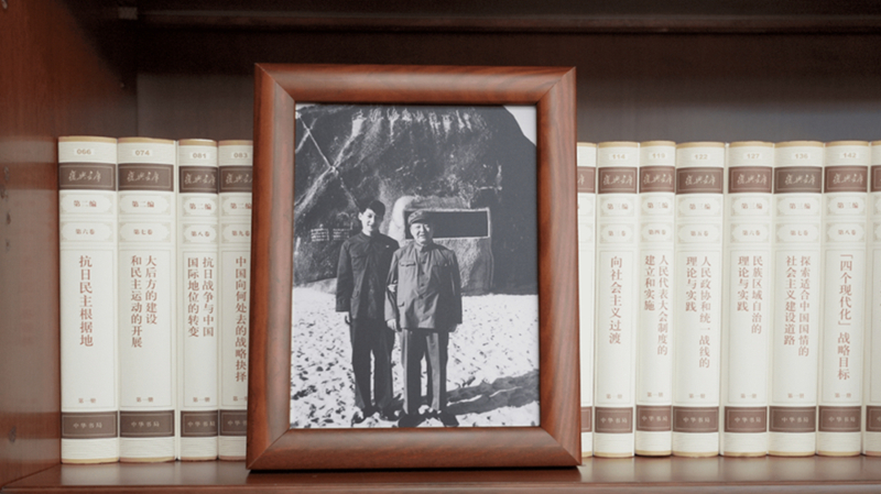 2022年12月31日，習近平辦公室的書架上擺放著他和父親的合影。