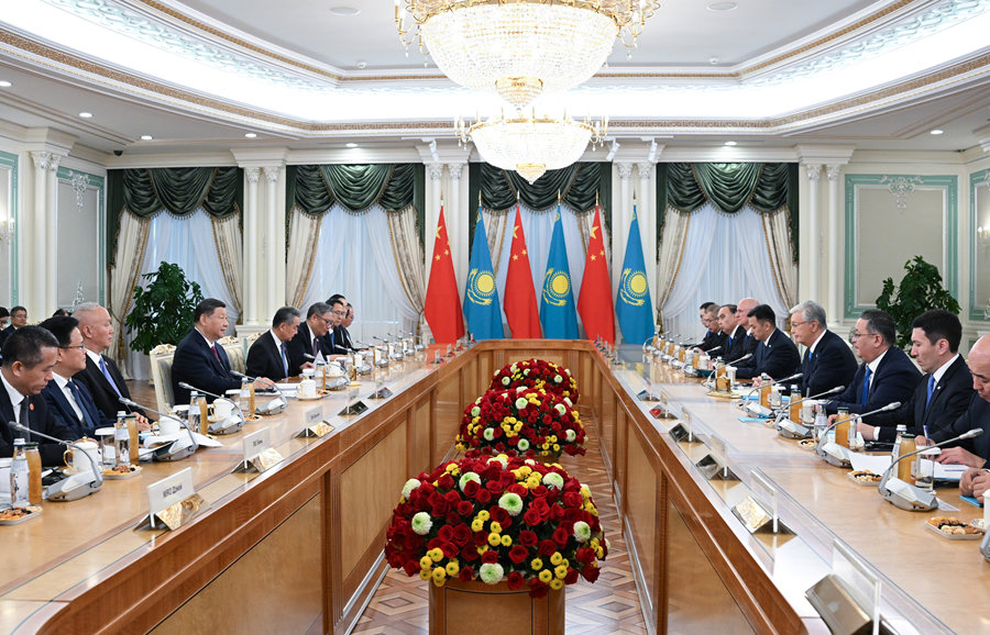 當?shù)貢r間6月16日下午，哈薩克斯坦總統(tǒng)托卡耶夫同中國國家主席習近平在阿斯塔納總統(tǒng)府舉行會談。