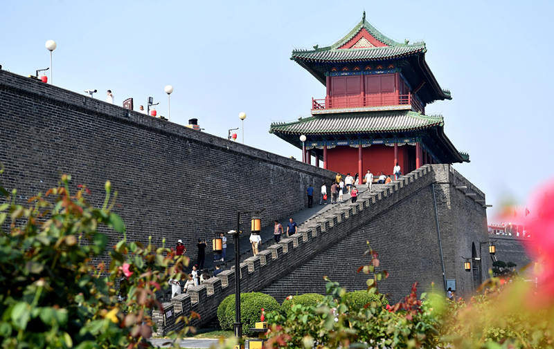 2024年9月16日，游客在河北省石家莊市正定古城游玩。