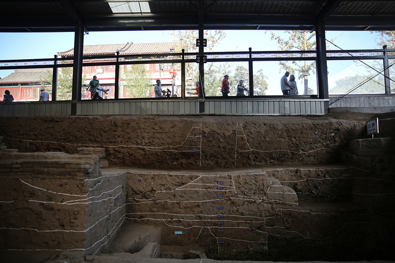 2019年9月7日，人們透過玻璃幕墻看開元寺南廣場遺址考古現(xiàn)場。