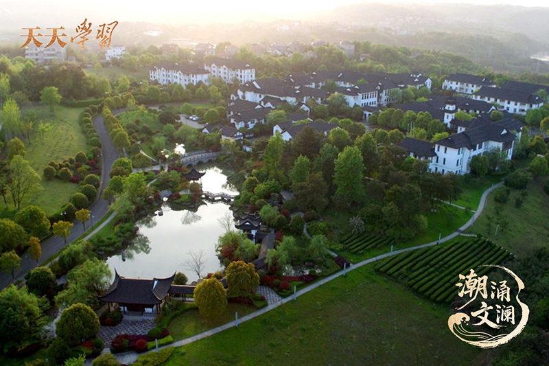 如今，越劇不僅活躍在嵊州人日常生活的一個個角落，也深深烙印在嵊州人的精神血脈之中。圖為古色古香的嵊州越劇藝術學校。