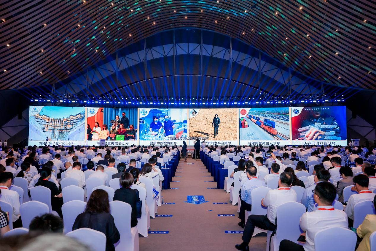 2025年中國網(wǎng)絡(luò)文明大會(huì)《走好網(wǎng)上群眾路線百個(gè)成績突出賬號(hào)推選活動(dòng)成果》發(fā)布現(xiàn)場。