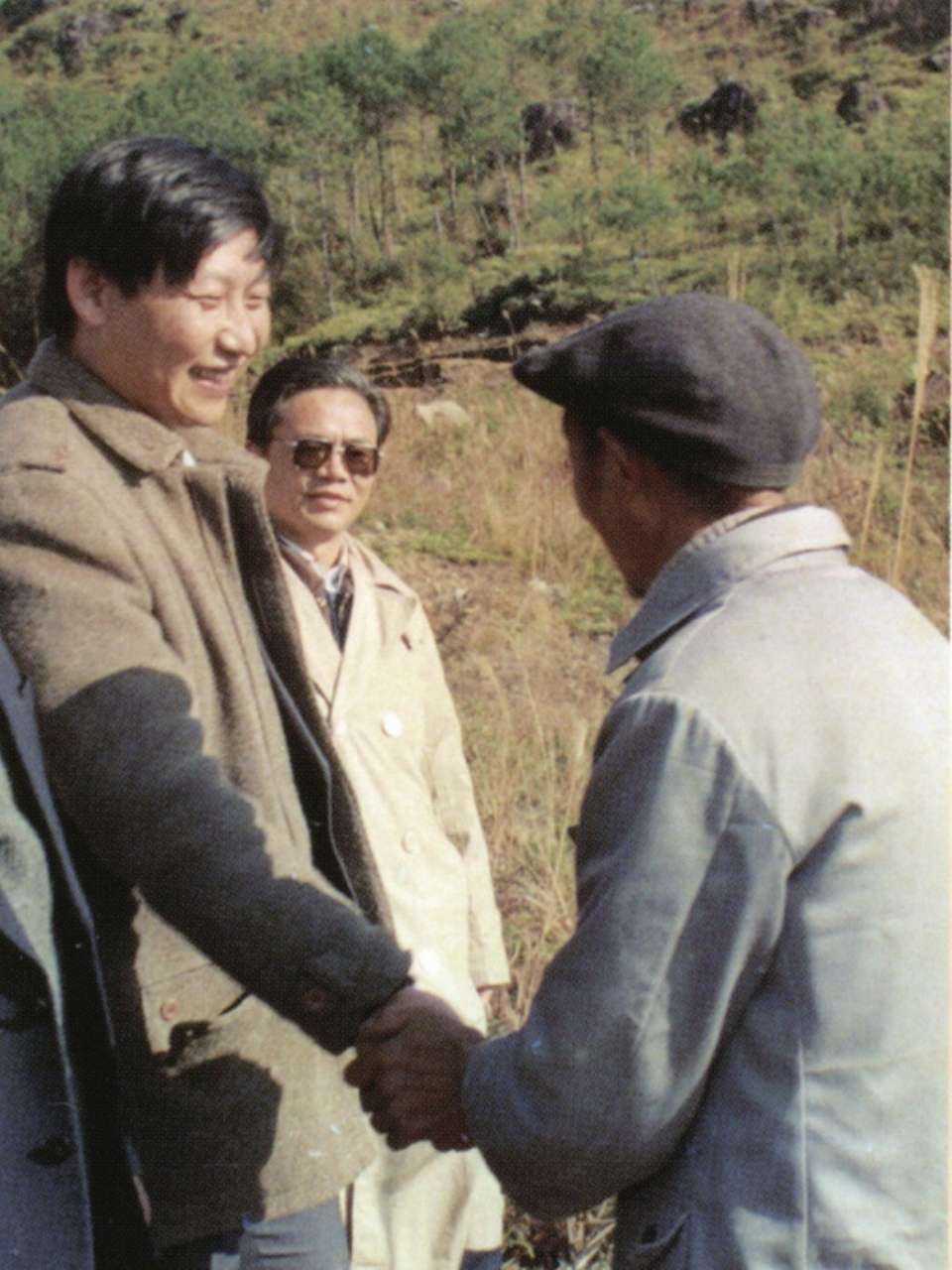1989年1月，習近平到周寧縣走訪種林專業(yè)戶。（圖源：《習近平在寧德》）