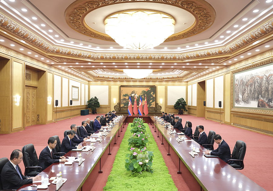 9月4日晚，中共中央總書記、國家主席習近平在北京人民大會堂同來華出席紀念中國人民抗日戰(zhàn)爭暨世界反法西斯戰(zhàn)爭勝利80周年活動的朝鮮勞動黨總書記、國務委員長金正恩舉行會談。