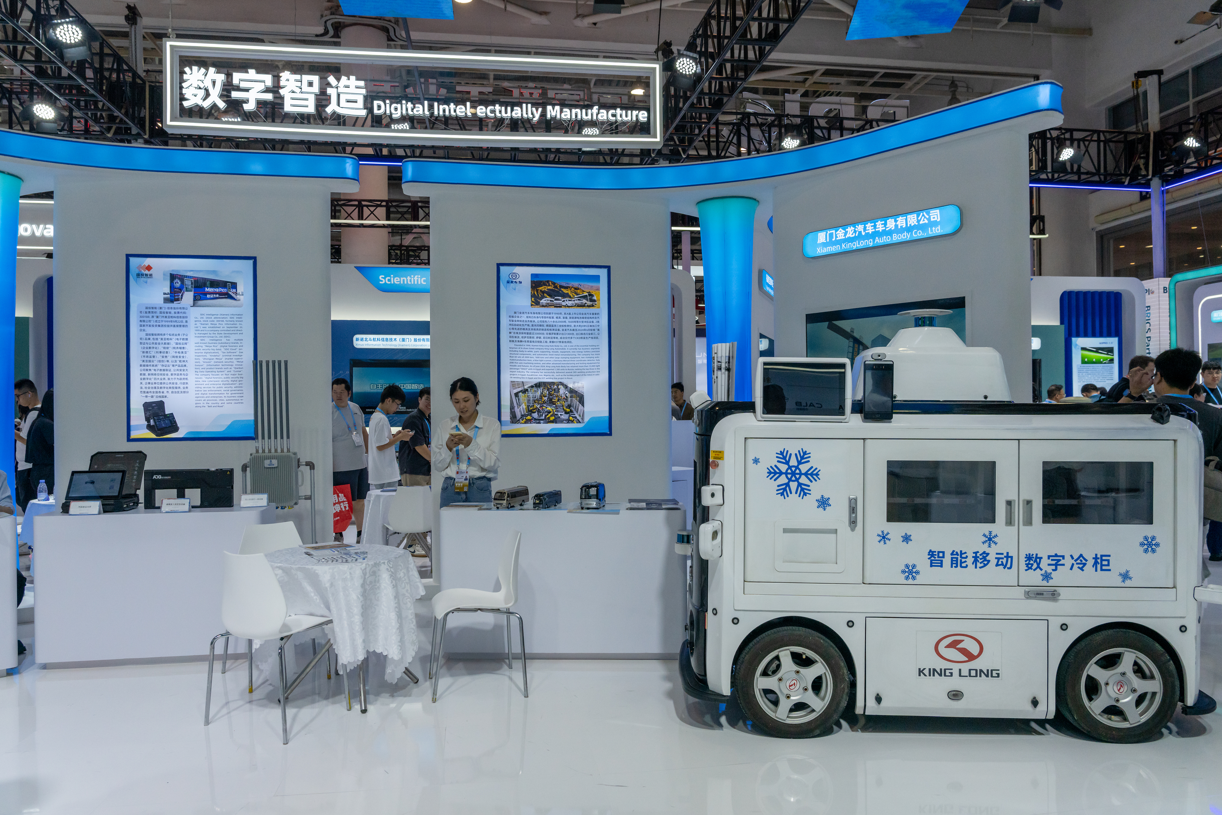 2024年9月9日，福建廈門，觀眾在金磚國(guó)家新工業(yè)革命伙伴關(guān)系創(chuàng)新基地展位參觀、洽談。