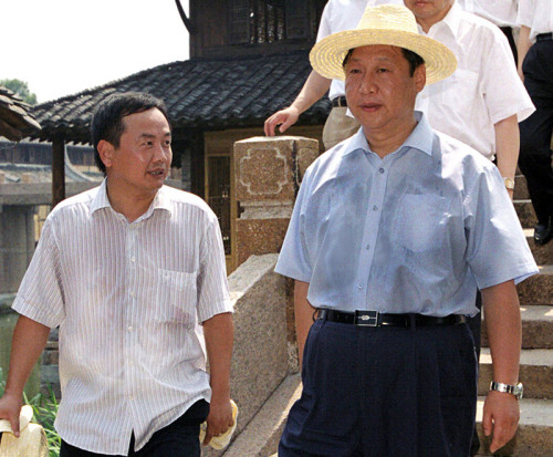 2005年8月3日，習(xí)近平在浙江嘉興桐鄉(xiāng)市烏鎮(zhèn)調(diào)研古鎮(zhèn)保護(hù)工作。資料圖片