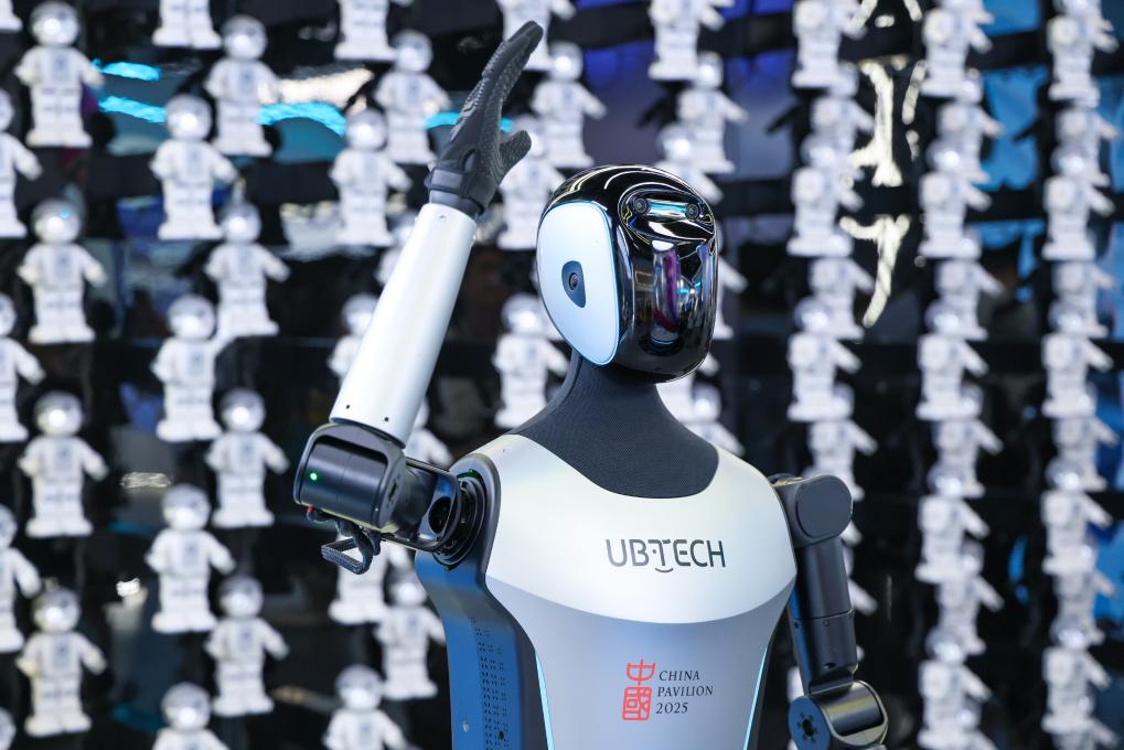 △ 2025年4月23日，在深圳優(yōu)必選科技展廳內(nèi)，商用版人形機(jī)器人Walker C向觀眾揮手致意。