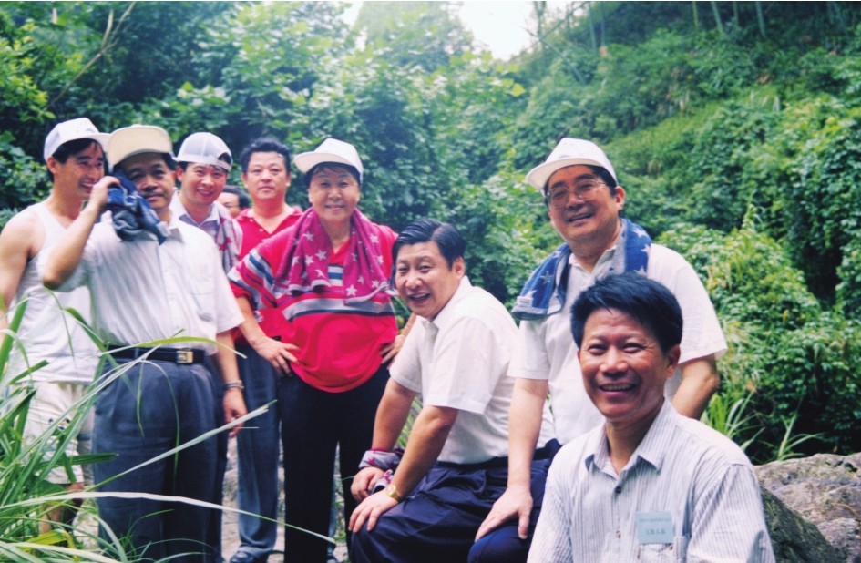 1999年6月，習(xí)近平在福州森林公園參加紀(jì)念毛主席“發(fā)展體育運(yùn)動，增強(qiáng)人民體質(zhì)”題詞47周年登山健身活動。（圖片來源：《習(xí)近平在福建（下冊）》