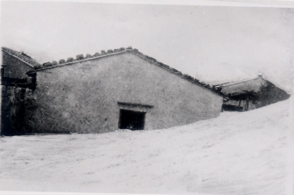昔日的東山島風(fēng)沙掩埋部分村民村舍（資料照片）。